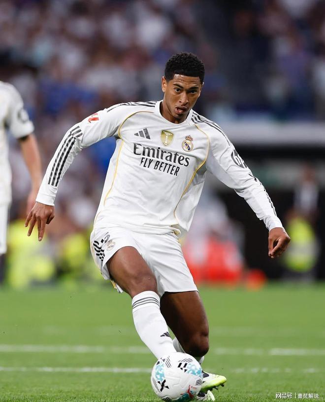 李嗣镕姐弟俩观战足协杯决赛，姐姐晒明媚穿搭，与张稀哲合影（足协杯决赛现场：李嗣镕姐弟看台现身，姐姐晒清新穿搭并与张稀哲合影）