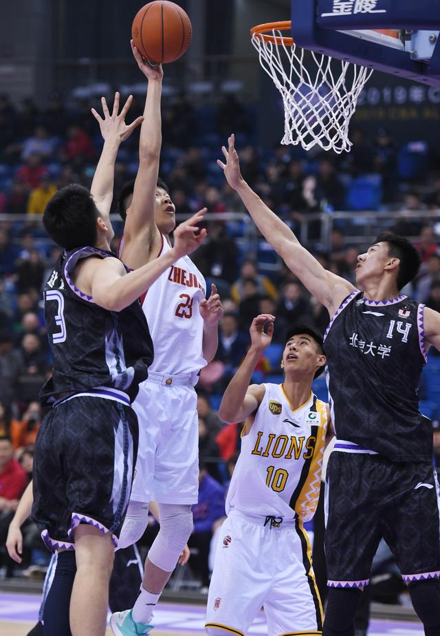 穆斯卡特：林加德表现很好，但吾米提江和他表现至少一样好（穆斯卡特：林加德发挥不俗，吾米提江的表现至少不逊于他）