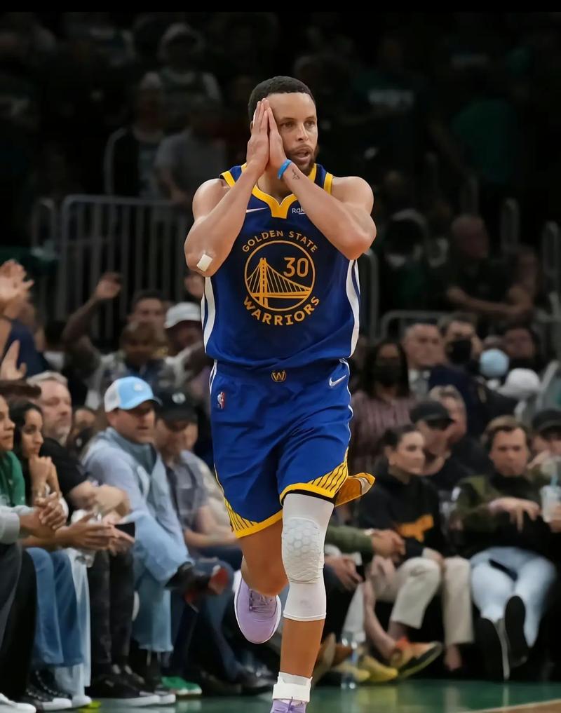 为国征战，感谢有你！国足官方为刚刚退役的尹鸿博送上祝福（尹鸿博正式退役，国足官方致以谢意与祝福）