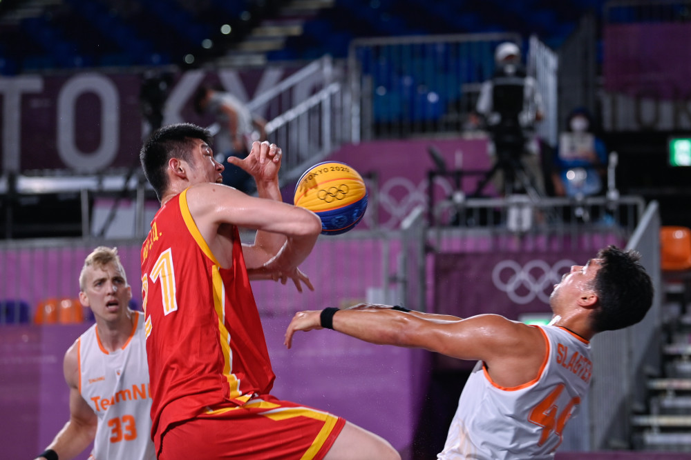 拉维亚开赛8分钟离场，球迷：他是我见过最易受伤的球员之一（拉维亚开场仅8分钟伤退，球迷无奈：堪称我见过最容易受伤的球员之一）